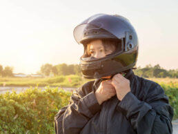 ヘルメットを被るライダー