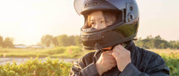 ヘルメットを被るライダー