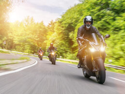 マスツーリングを楽しむライダー達