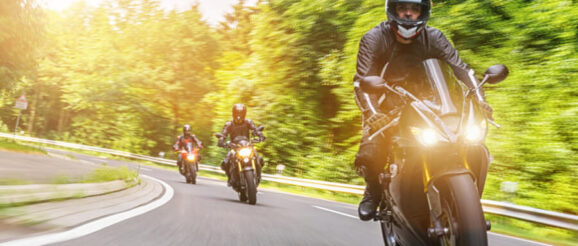 マスツーリングを楽しむライダー達